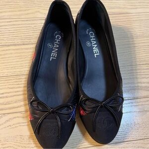 CHANEL Black Ballet Flats with Embroidered Accents and Bow